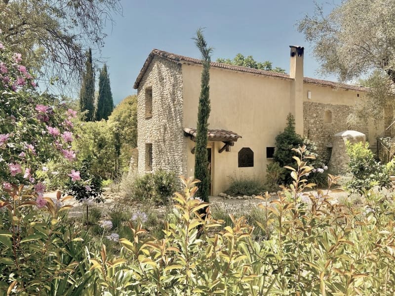 Mas de l'Artiste at Toile Blanche