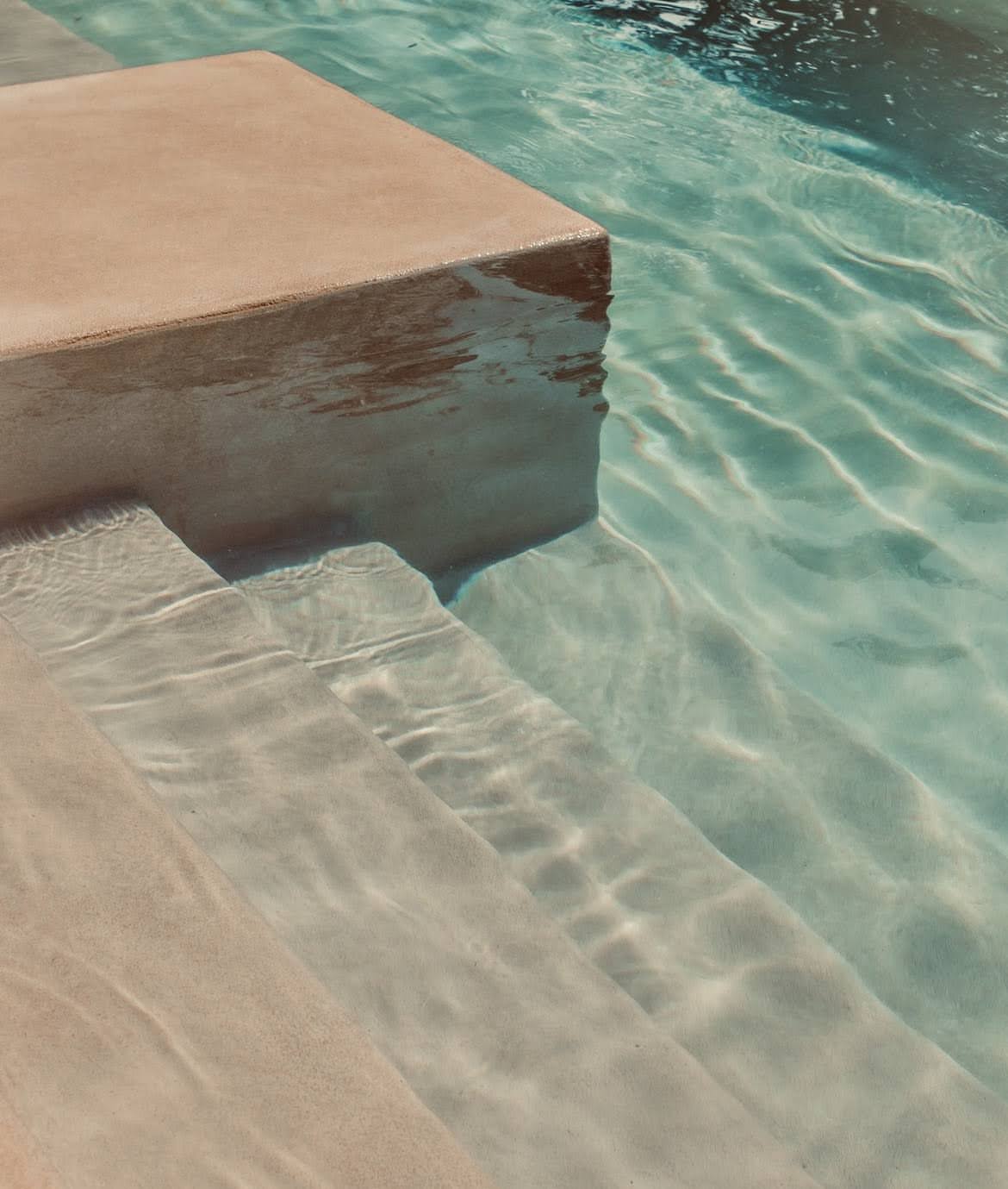 Jardin méditerranéen et architecture en pierre à Toile Blanche