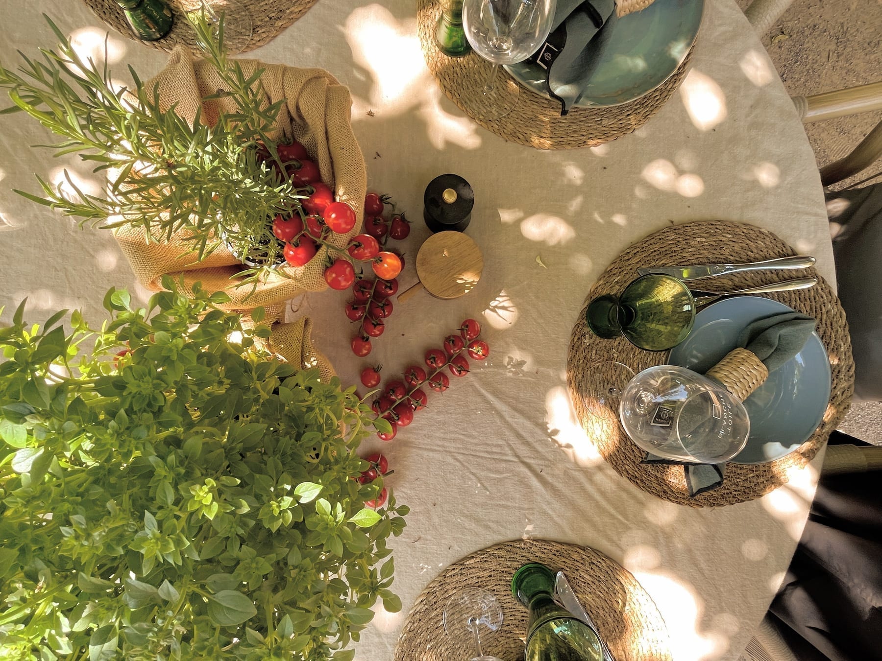 Garden lunch at Toile Blanche